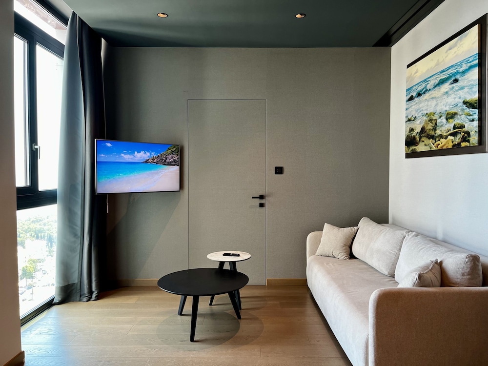 128 LIM - 2002 Stay Only Tower Suite