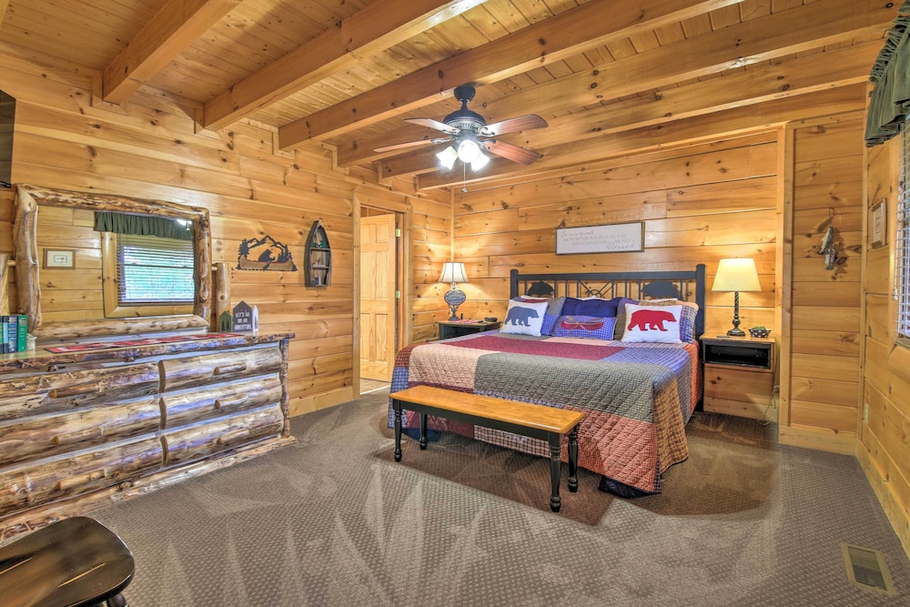 'cubbies Cabin' w/ Hot Tub ~ 7 Mi to Dollywood! view 5
