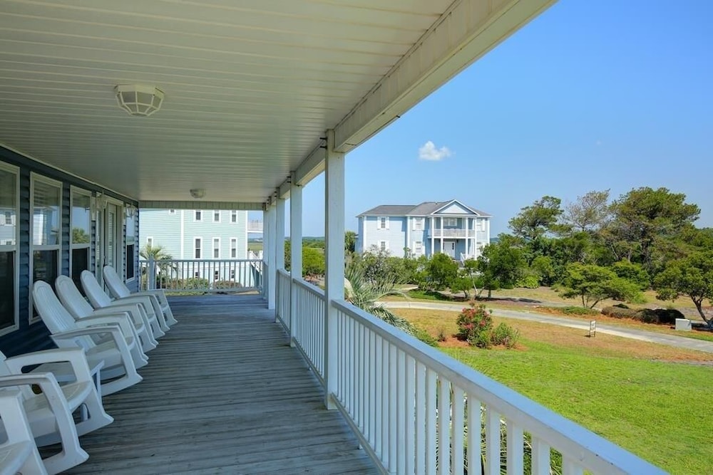 Long Grass 5 Bedroom Home by RedAwning