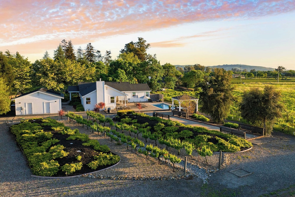 Chic Sonoma Oasis w/ Pool, Bocce, Hot Tub + Minutes to Downtown