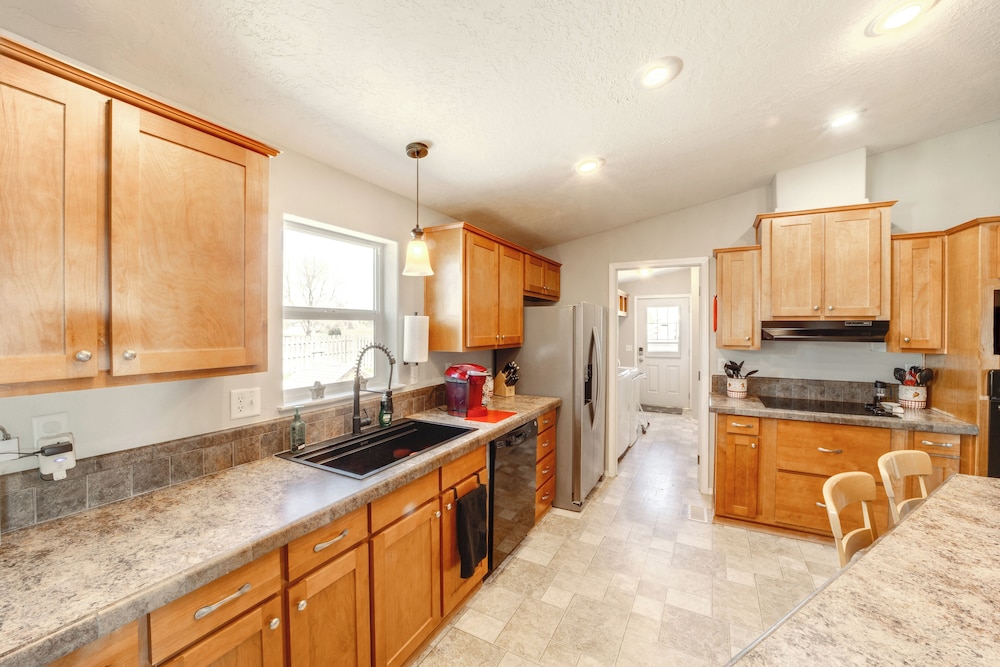 1 Mi to Lake: Getaway w/ Patio in Coulee City!