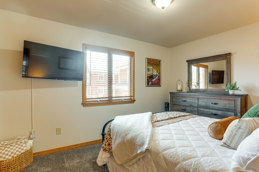 Convenient Townhome 1 Mi to Dtwn Clearfield