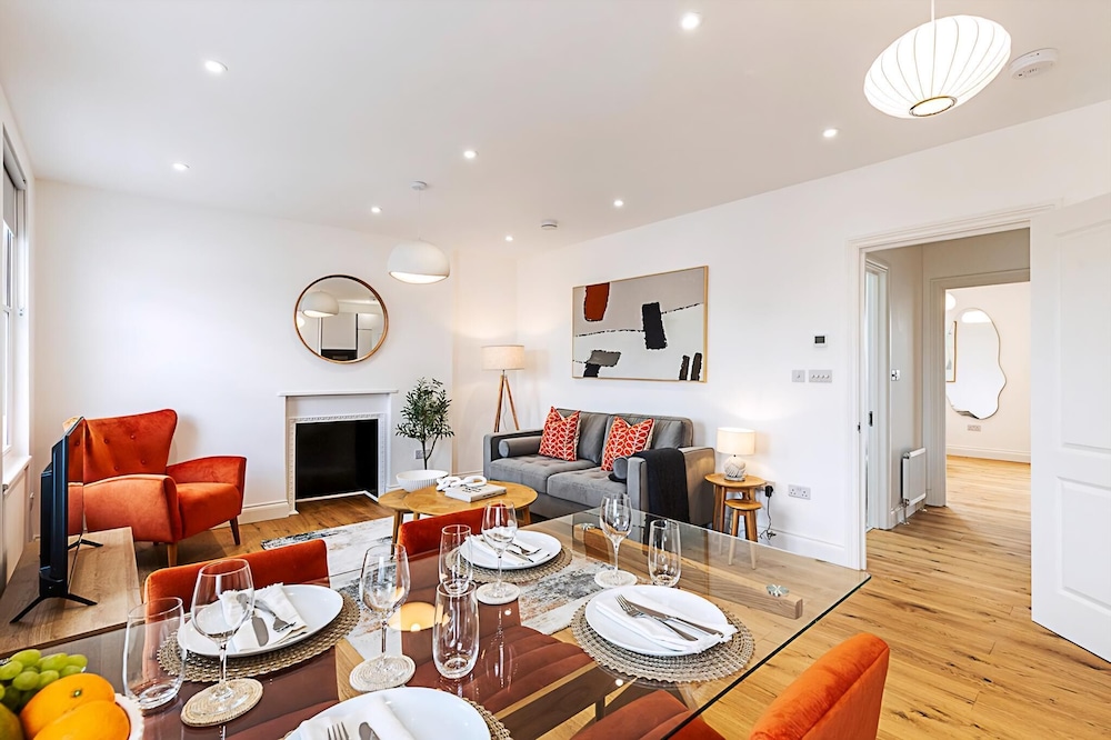 Light & Luxury Chelsea Apartment: Private Balcony!