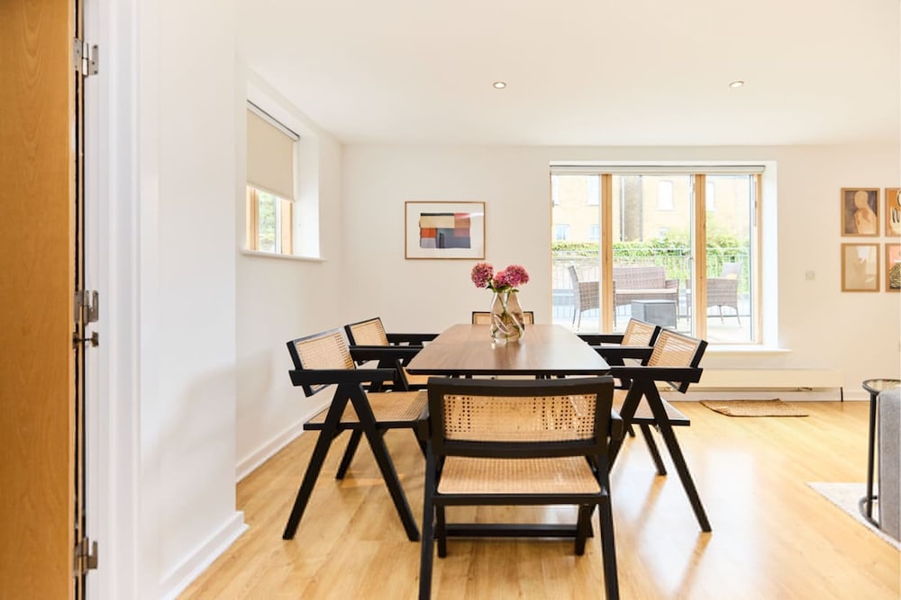 The Gwendolen Place - Contemporary 2bdr Flat w Terrace Balcony