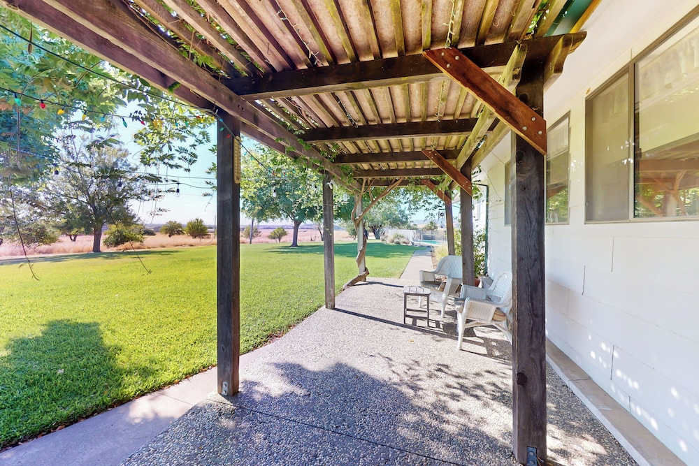 4BR Sierras-view Home w/ Pool & A/C - Dogs OK