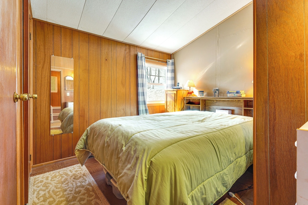 Hike, Ski & Unwind: Cabin w/ Deck in Chester!
