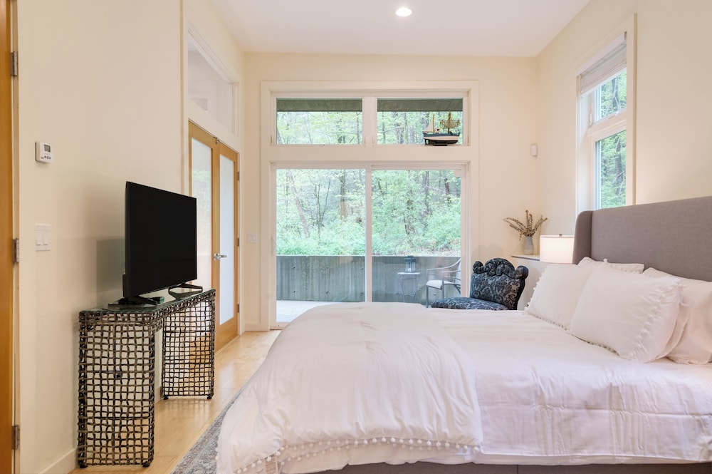 Woodland Zen by Avantstay Modern Design + Patio