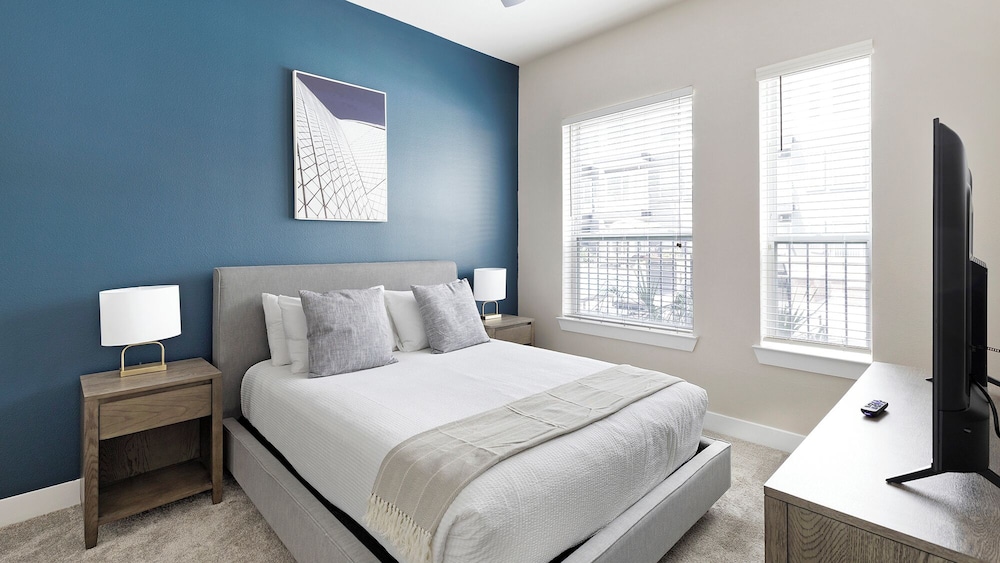 Landing Beautiful 1bd, Courtyard, Clubhouse