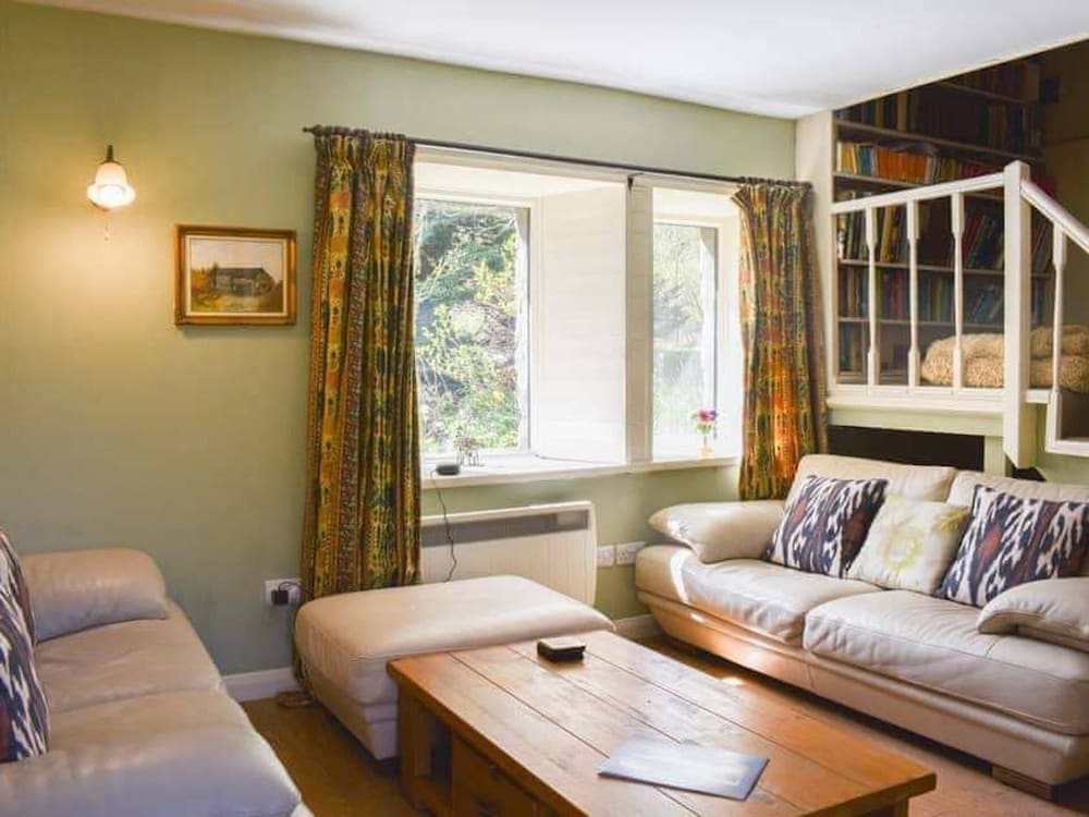 Red Squirrel Haven 2BR House - Sleeps 4 - Parking