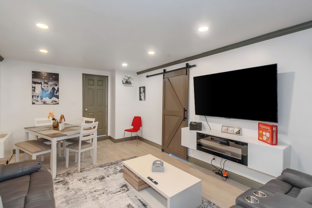 Modern 3BR Condo - Heart of ATL
