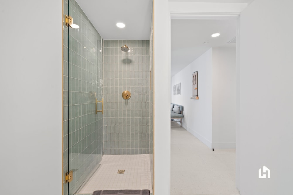 Stylish Apartments with Partial Ocean Views in Downtown