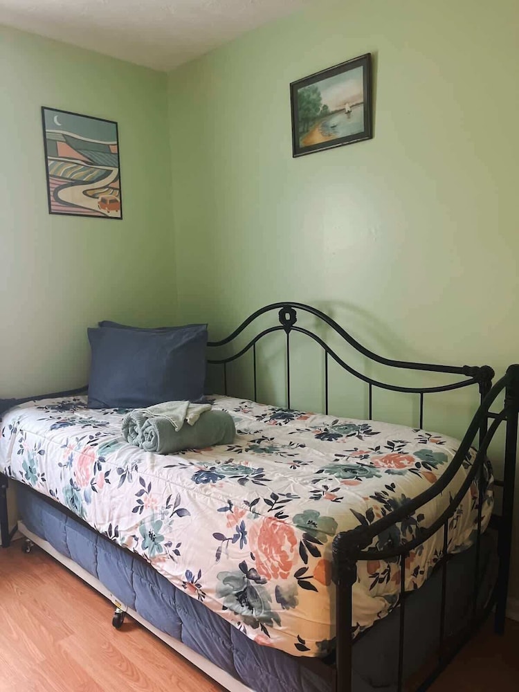 Blue Heron Cottage With Game Room, Deck & Hot Tub