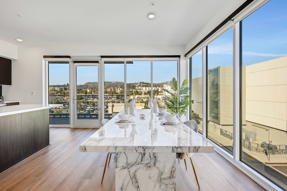 Luxury 2BR Hollywood Sign View by Oneluxstay