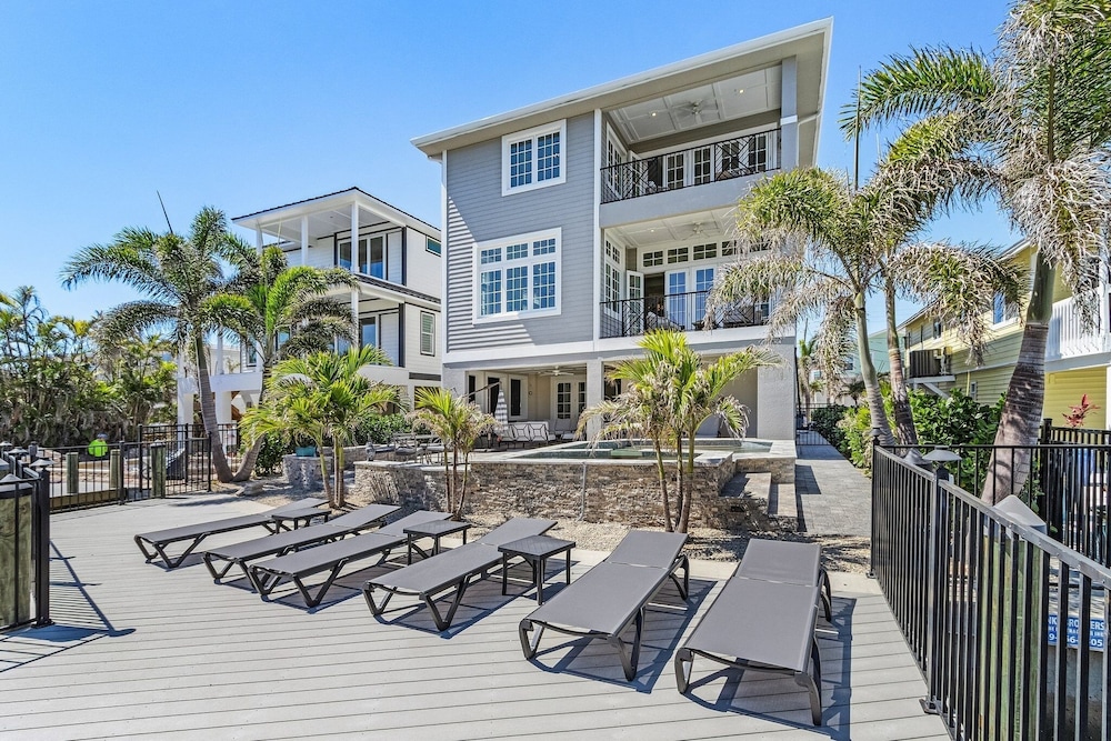 260 Coastal Luxe Retreat: 5bd/4.5ba, Pool & Spa, Water Views 5 Bedroom Home