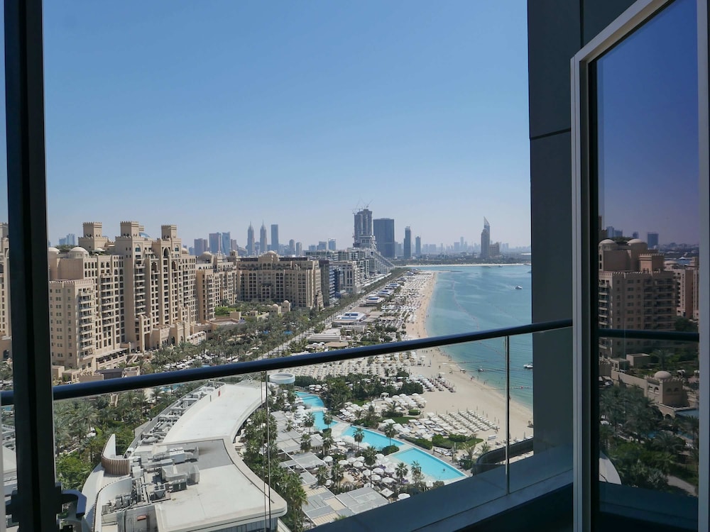 High End 4BR Penthouse With Private Pool and Skyline Views