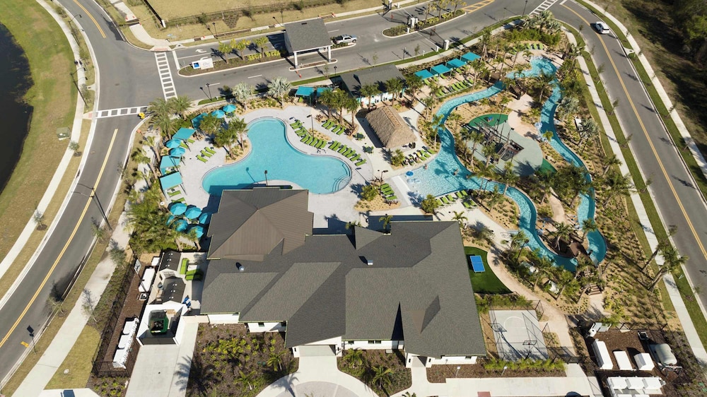 Stunning Game Room & Pool Jacuzzi Storey Lake 2799