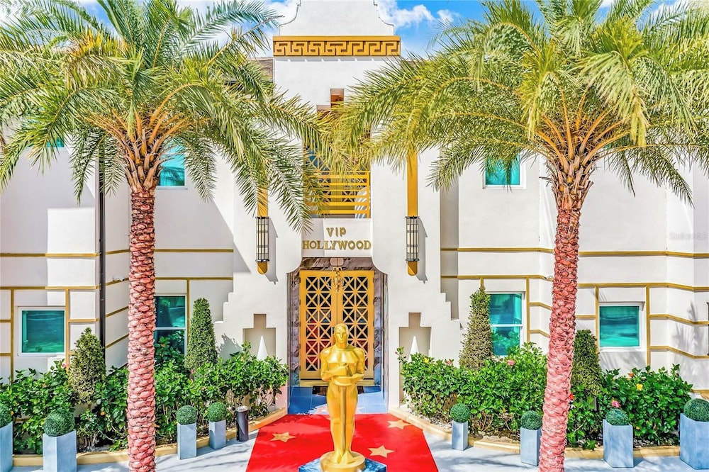 Luxury Mansion w Pool Sleeps 60