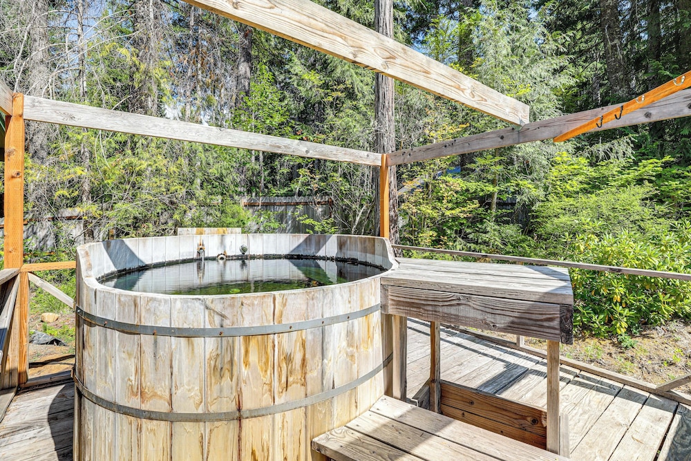 Spring-fed Soaking Tub! Lush Central Oregon Haven
