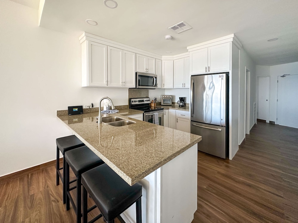 Steps to Sandy Beach Pool Renovated 2BR Condo