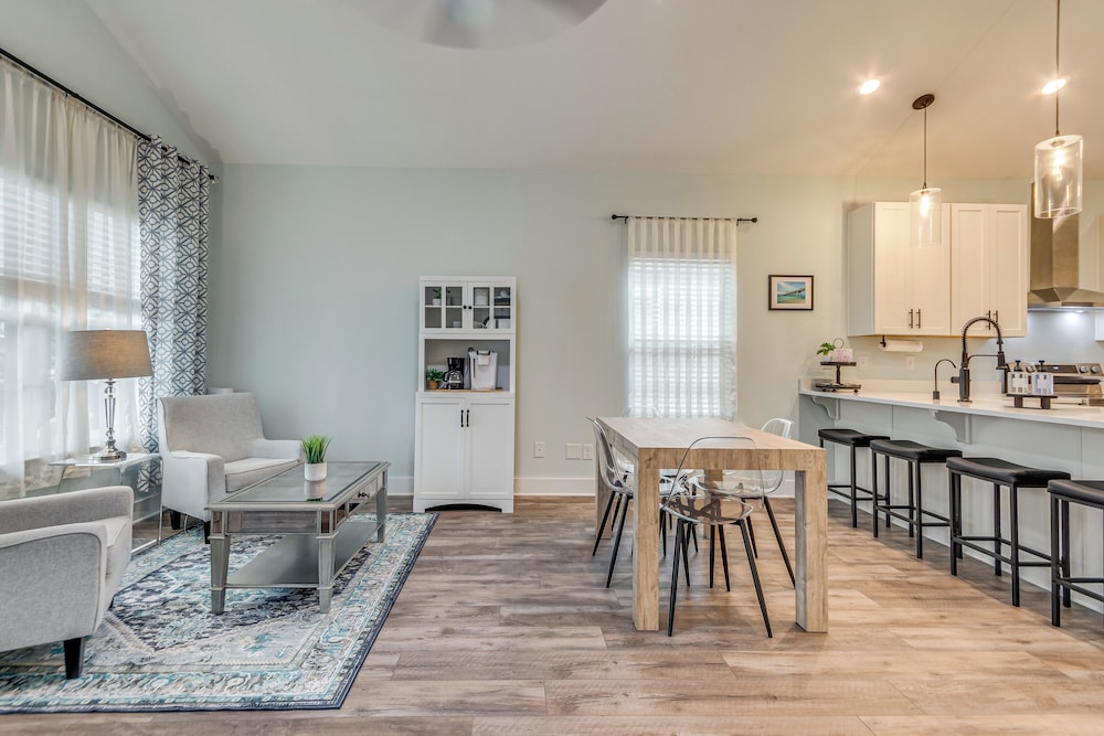 1 Mi to Dtwn: Pet-friendly Pensacola Getaway!
