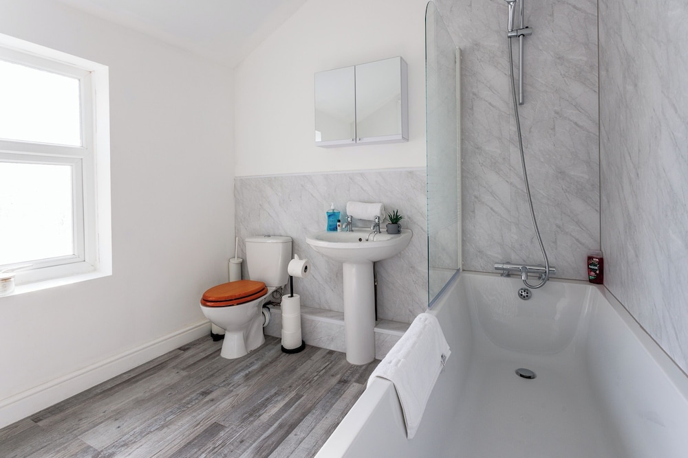 3 Bed House - Sleeps 5 - Parking - Wifi