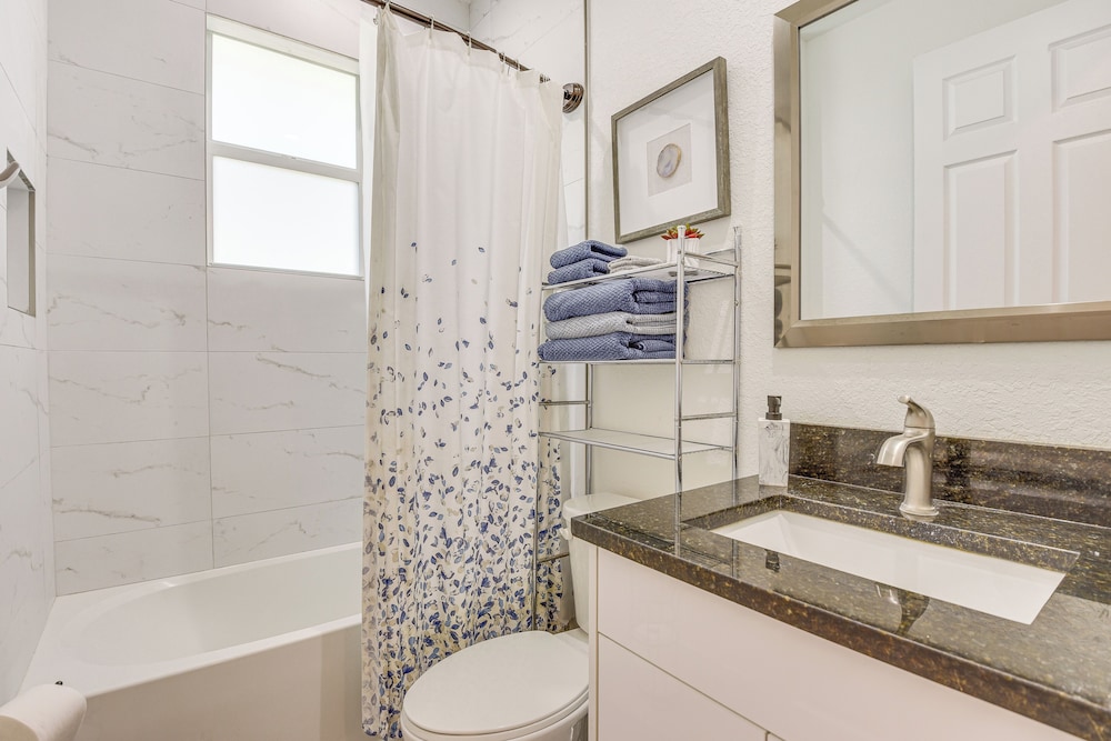 Family-friendly Home: 8 Mi to Warm Mineral Springs