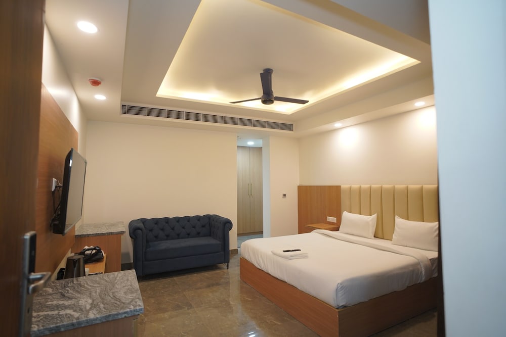 Royal Raven Hotel And Banquet