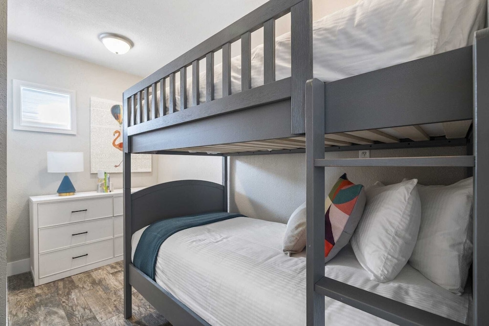 7bdr w/ Private Pool, Hot Tub, Fire Pit, Walk to Beach Tidal Wave by Avantstay