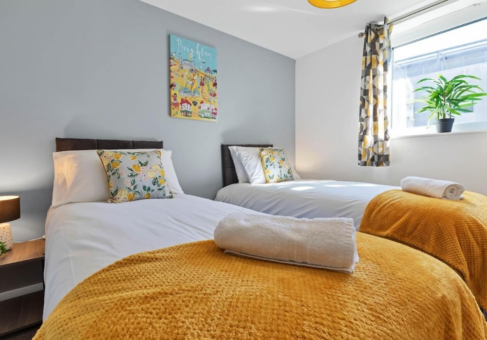 Central Garden View Modern 2 Bedroom 2 Bathroom Apartment Balcony view 5