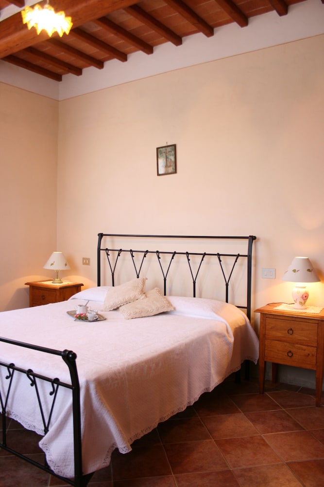 Stunning private villa for 8 guests with private pool, WIFI, TV, terrace, pets allowed and parking