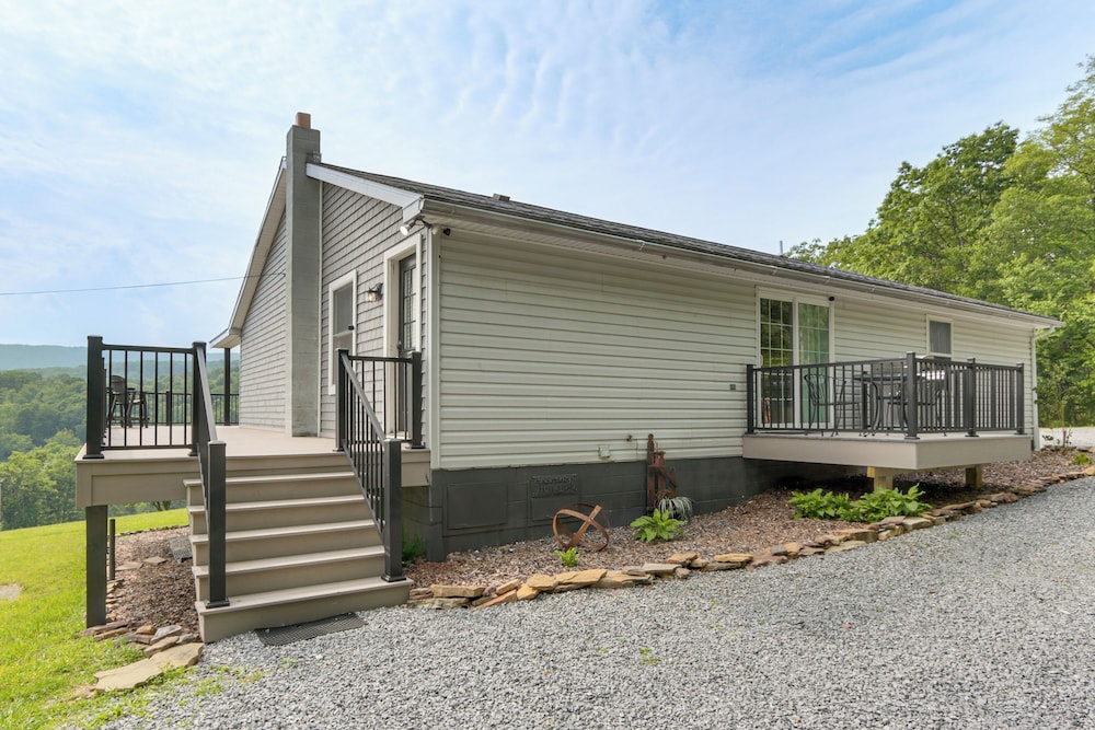 Mtn-view Pleasantville Home on 100 Acres!