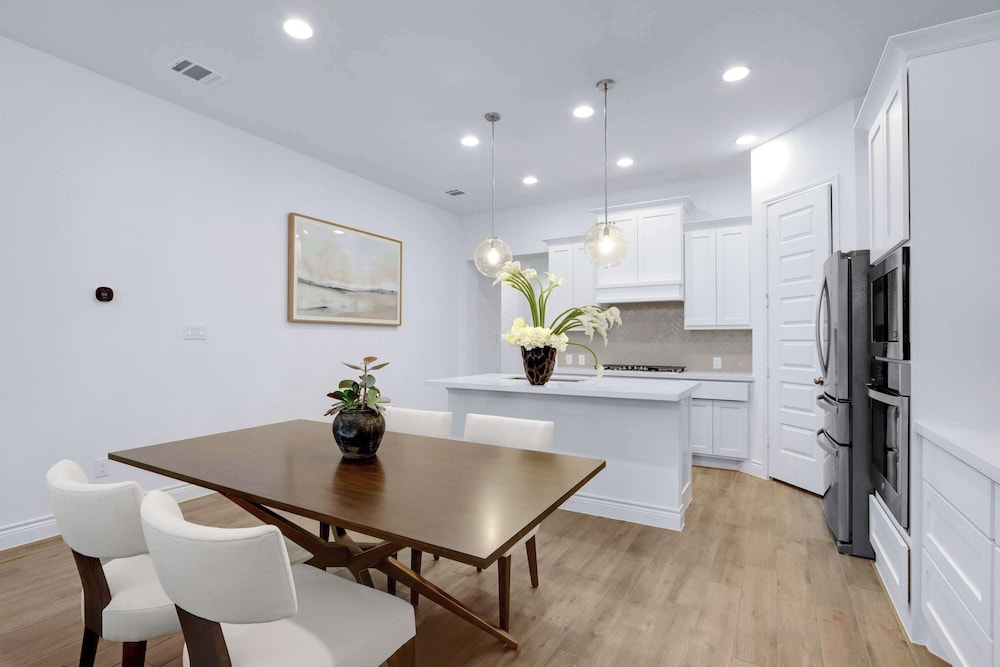 Legacy Haus Modern Stay for 8!