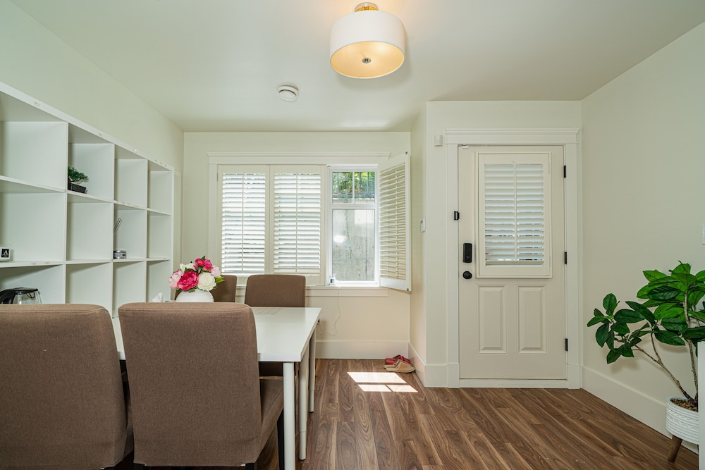 Elegant & Cozy Escape West Vancouver