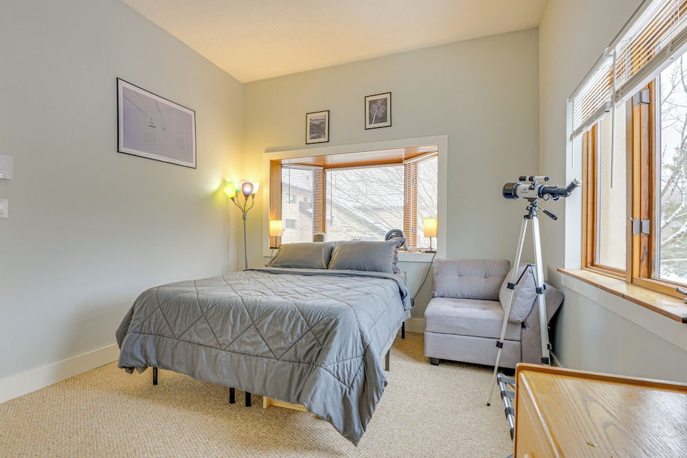 Walk to Mount Snow Resort: Unit w/ Pool & Hot Tubs