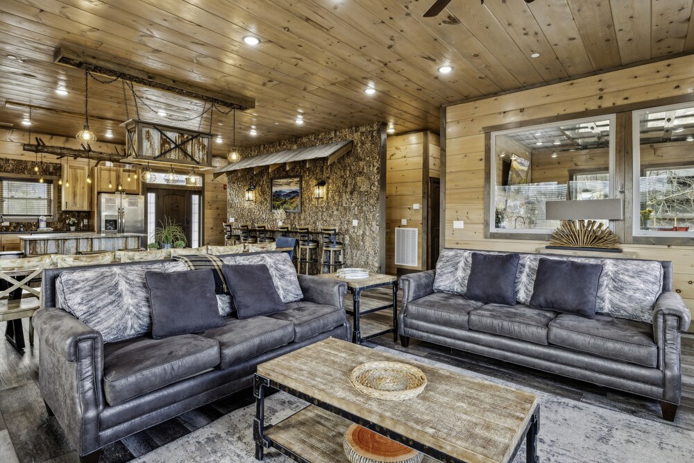 Grand Splash Lodge 6 Bedroom Cabin