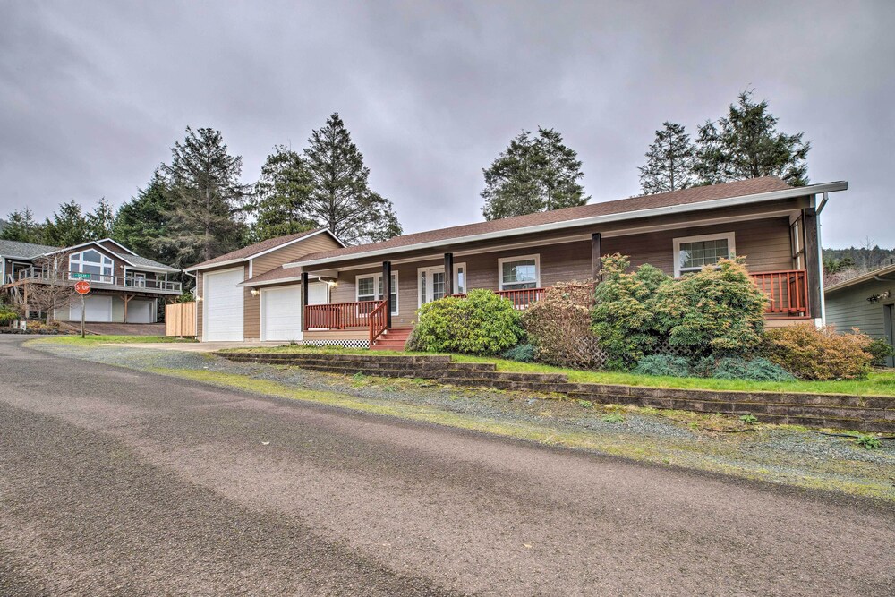 Pet-friendly PNW Home, 1 Mi to Rockaway Beach