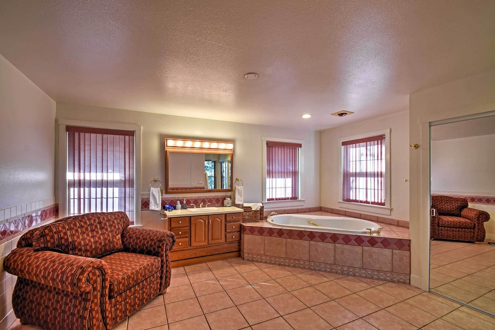 Inviting Colorado Springs House w/ Spacious Deck!