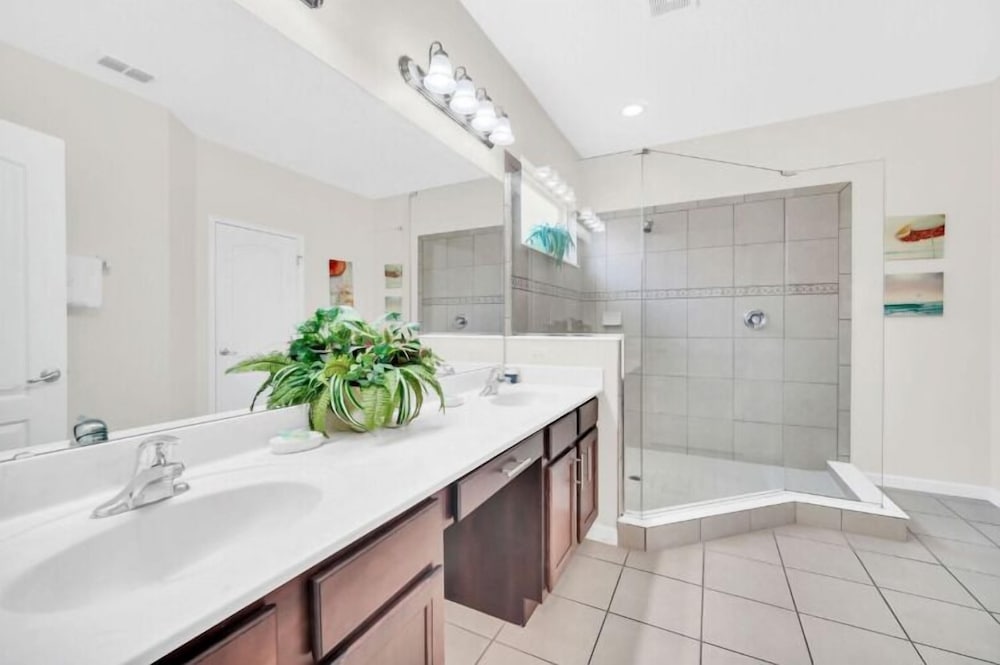 Stunner 6Br W/ South Pool, Lake View & Near Golf