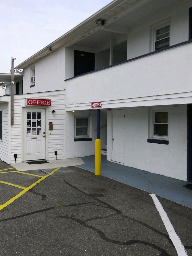Budget Inn Motel Suites
