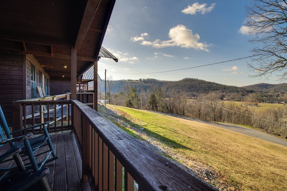 Fish, Hike & Unwind: Getaway in Mountain View!