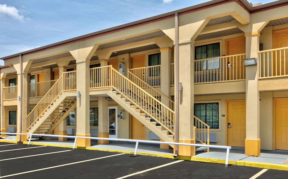 Super 8 by Wyndham Palestine