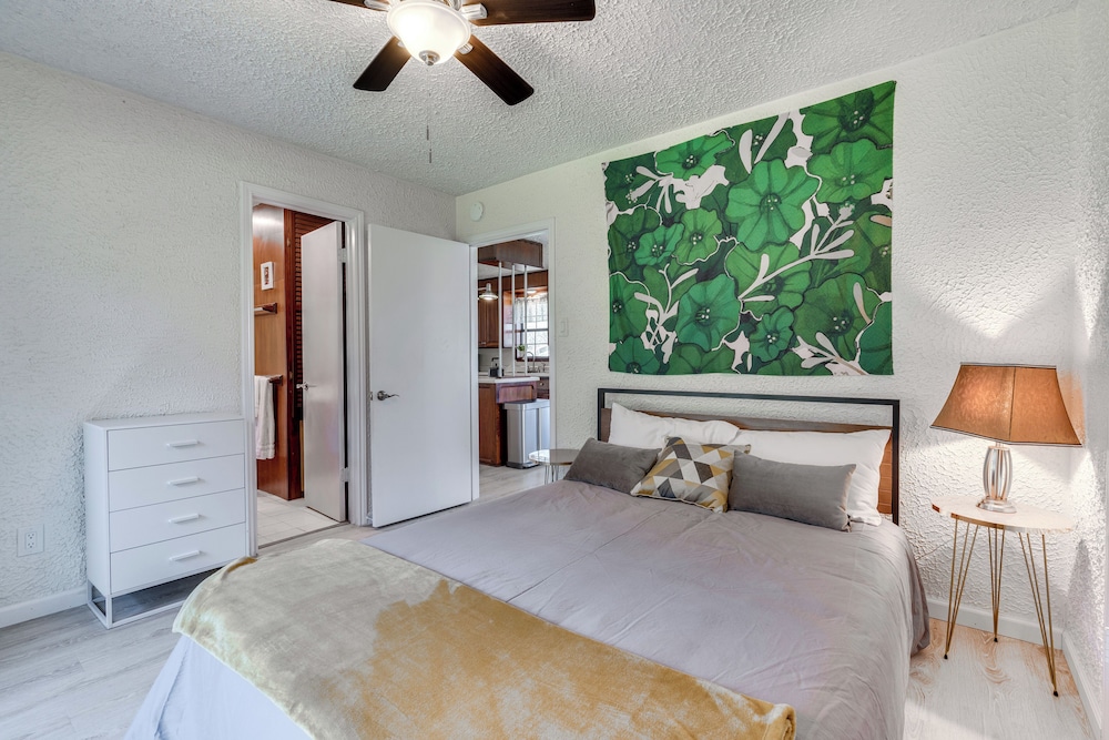 Charming Austin Home on 2 Acres: BBQ & Yard!
