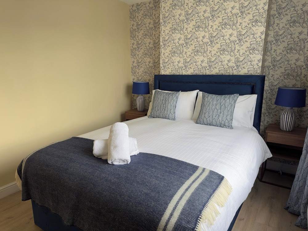 House Sleeps 10-garden-parking-nearbarryisland