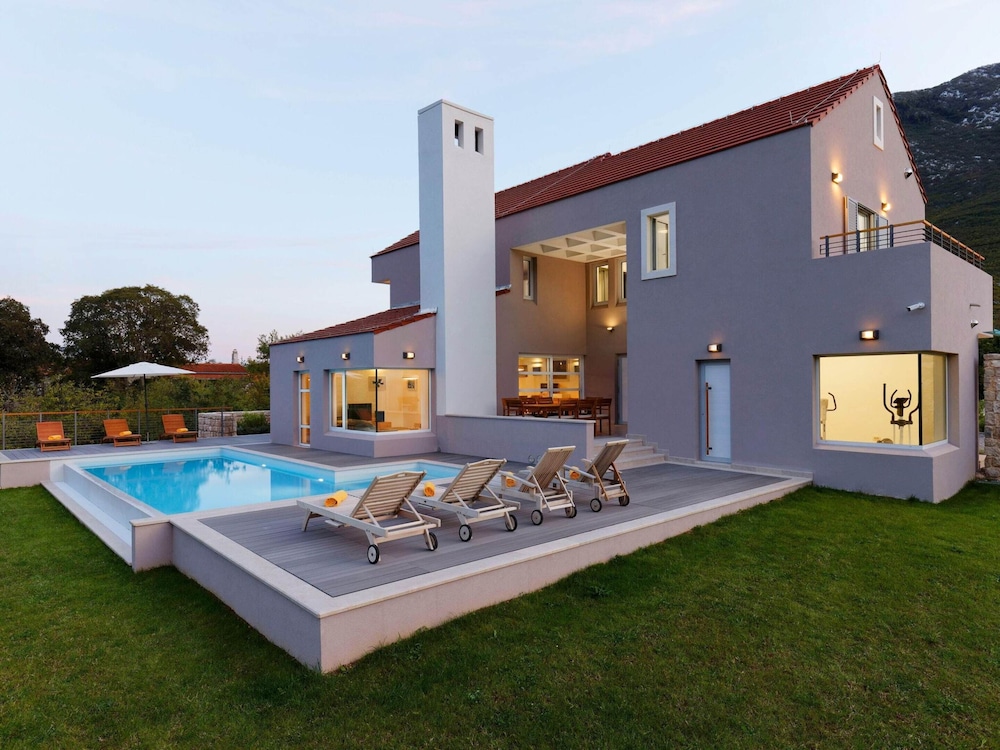 Villa in Zupa With Infinity Pool & Biokovo Views