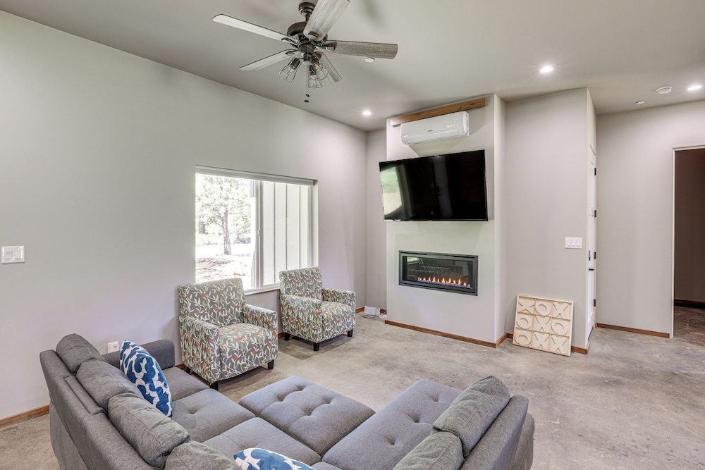 2 Mi to Lake Almanor: Home w/ Golf Course Views!