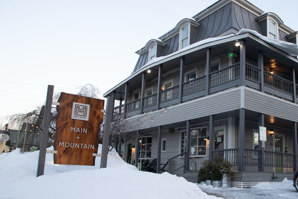 Main and Mountain Bar & Motel