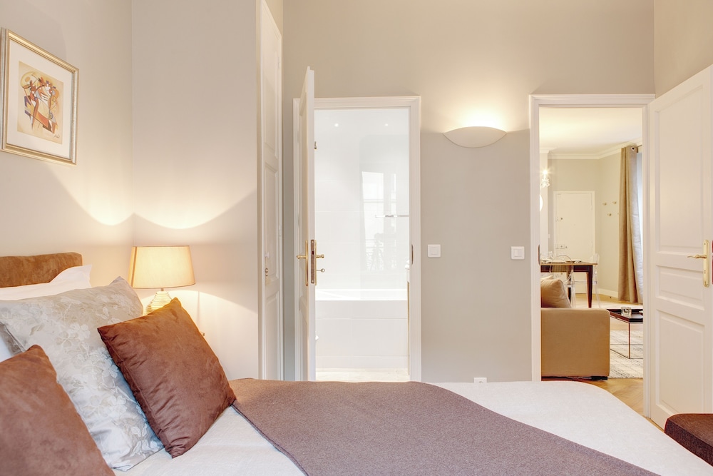 Paris Blanc Manteau Residence