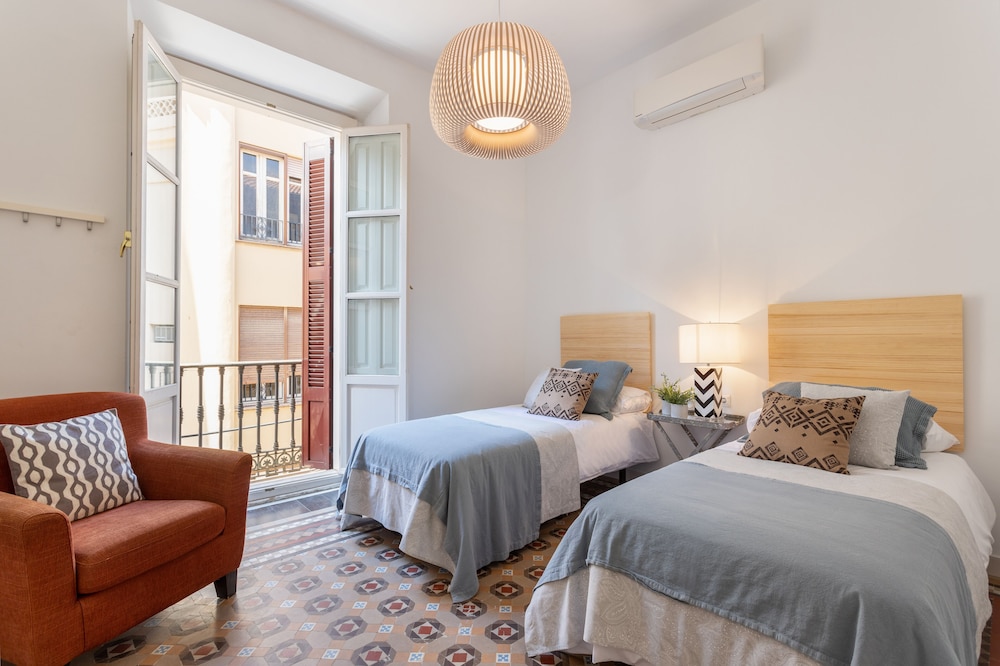 3 Bd Apartment With Balconies Next to Larios Street. Larios