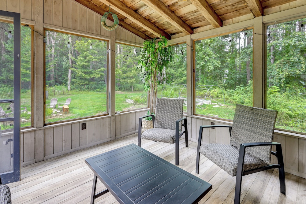 7 Mi to Glens Falls: Peaceful Retreat w/ Game Room