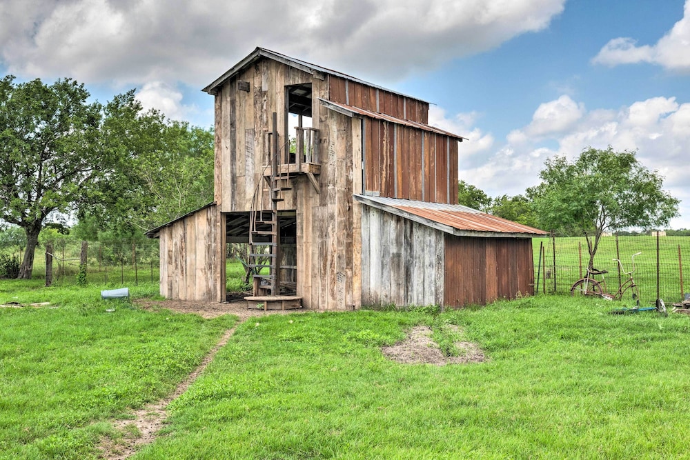 Gingerland Ranch in Del Valle: Game Room & Porch